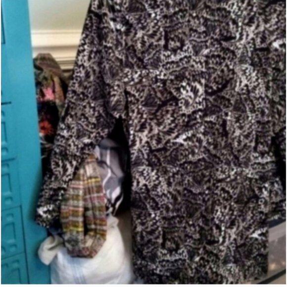 Chaus New York Black and Gray Top Geometric Designs Faux Wrap Style EUC - Picture 2 of 3